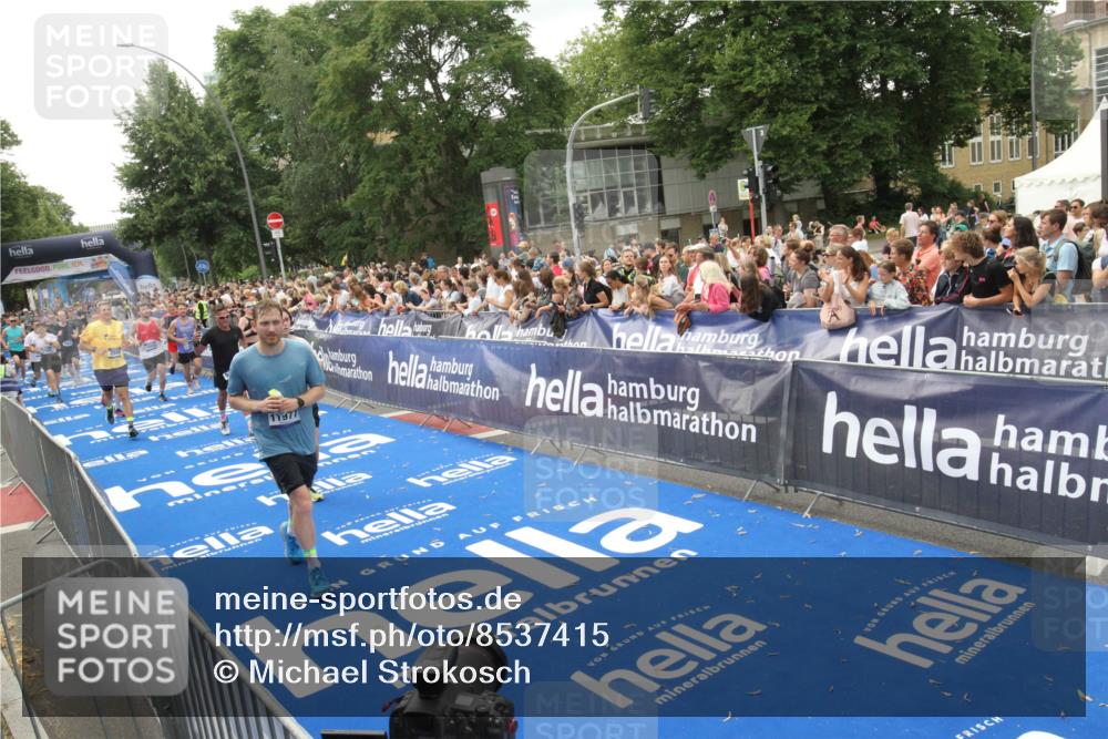29.06.2025 - hella hamburg halbmarathon Michael Strokosch http://msf.ph/oto/8537415 29.06.2025 10:49:43 Ziel  meine-sportfotos.de