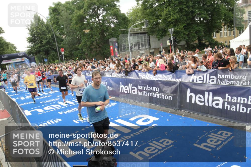 29.06.2025 - hella hamburg halbmarathon Michael Strokosch http://msf.ph/oto/8537417 29.06.2025 10:49:44 Ziel  meine-sportfotos.de