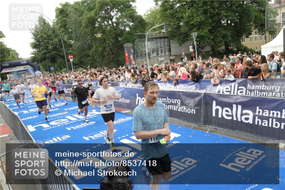 29.06.2025 - hella hamburg halbmarathon Michael Strokosch http://msf.ph/oto/8537418 29.06.2025 10:49:44 Ziel  meine-sportfotos.de