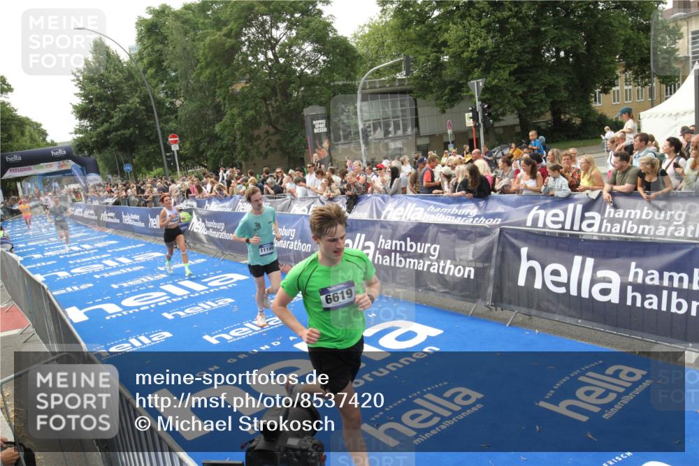 29.06.2025 - hella hamburg halbmarathon Michael Strokosch http://msf.ph/oto/8537420 29.06.2025 10:32:04 Ziel  meine-sportfotos.de