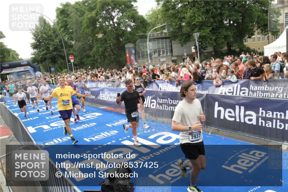 29.06.2025 - hella hamburg halbmarathon Michael Strokosch http://msf.ph/oto/8537425 29.06.2025 10:49:45 Ziel  meine-sportfotos.de