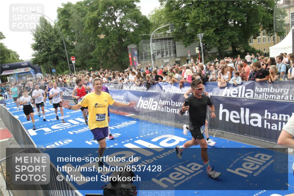 29.06.2025 - hella hamburg halbmarathon Michael Strokosch http://msf.ph/oto/8537428 29.06.2025 10:49:46 Ziel  meine-sportfotos.de