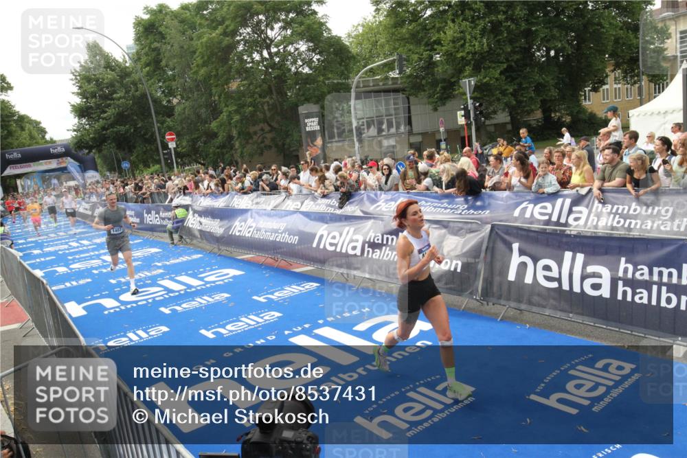 29.06.2025 - hella hamburg halbmarathon Michael Strokosch http://msf.ph/oto/8537431 29.06.2025 10:32:06 Ziel  meine-sportfotos.de