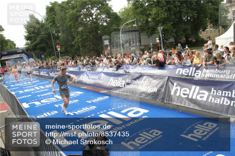 29.06.2025 - hella hamburg halbmarathon Michael Strokosch http://msf.ph/oto/8537435 29.06.2025 10:32:07 Ziel  meine-sportfotos.de
