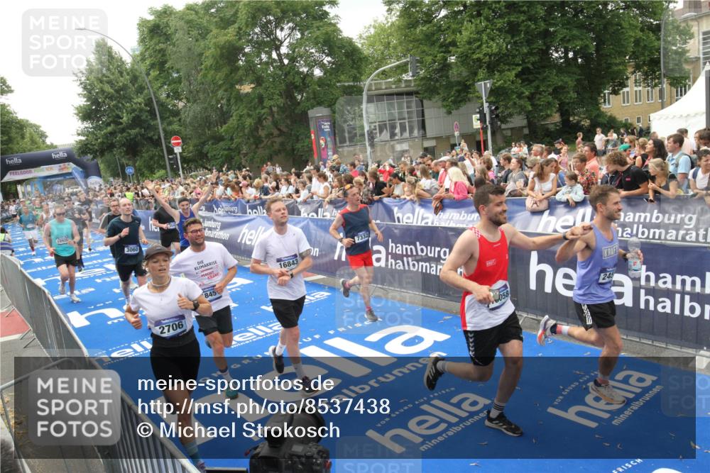 29.06.2025 - hella hamburg halbmarathon Michael Strokosch http://msf.ph/oto/8537438 29.06.2025 10:49:47 Ziel  meine-sportfotos.de