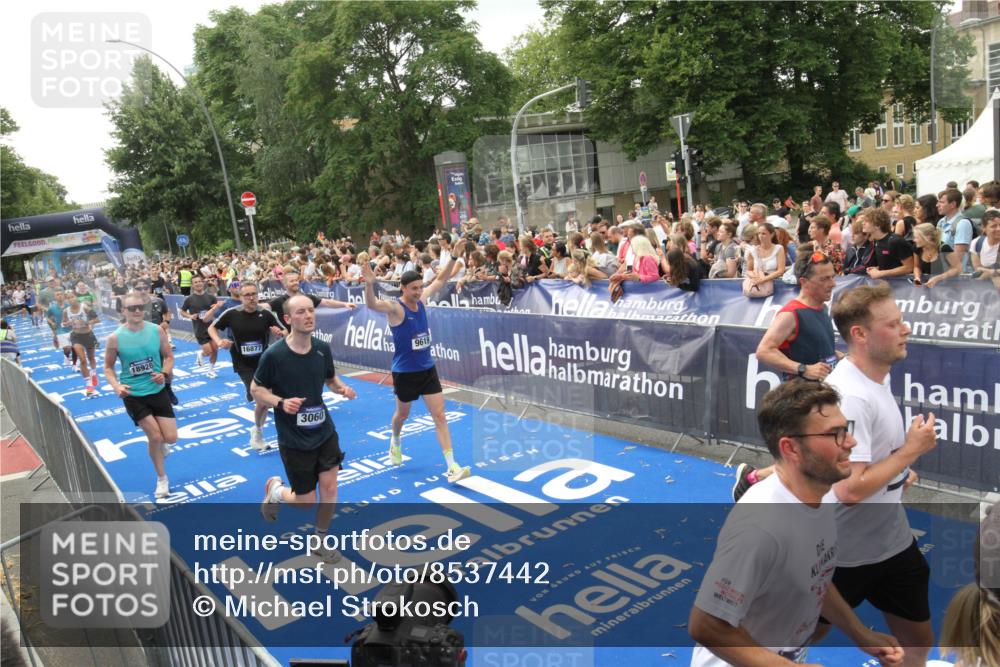 29.06.2025 - hella hamburg halbmarathon Michael Strokosch http://msf.ph/oto/8537442 29.06.2025 10:49:49 Ziel  meine-sportfotos.de