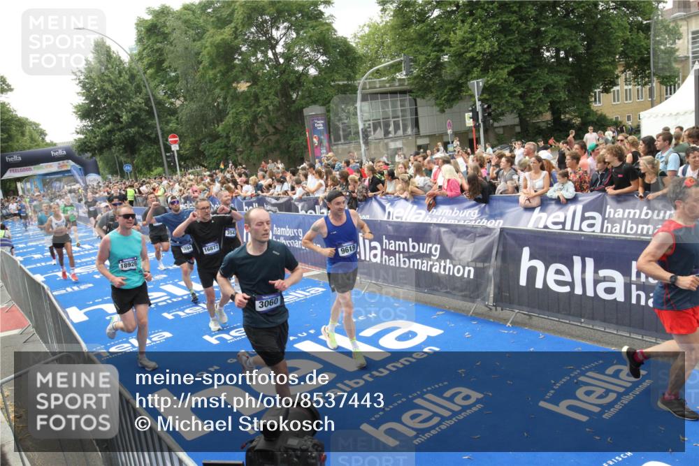 29.06.2025 - hella hamburg halbmarathon Michael Strokosch http://msf.ph/oto/8537443 29.06.2025 10:49:49 Ziel  meine-sportfotos.de