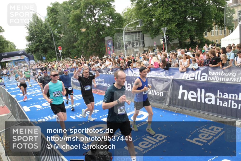29.06.2025 - hella hamburg halbmarathon Michael Strokosch http://msf.ph/oto/8537445 29.06.2025 10:49:49 Ziel  meine-sportfotos.de
