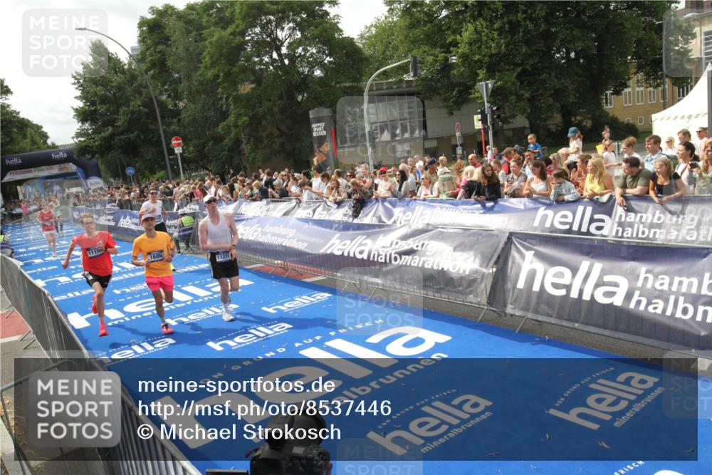 29.06.2025 - hella hamburg halbmarathon Michael Strokosch http://msf.ph/oto/8537446 29.06.2025 10:32:10 Ziel  meine-sportfotos.de