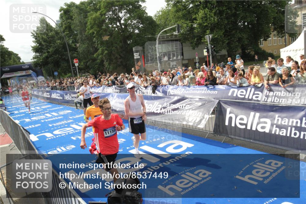 29.06.2025 - hella hamburg halbmarathon Michael Strokosch http://msf.ph/oto/8537449 29.06.2025 10:32:11 Ziel  meine-sportfotos.de