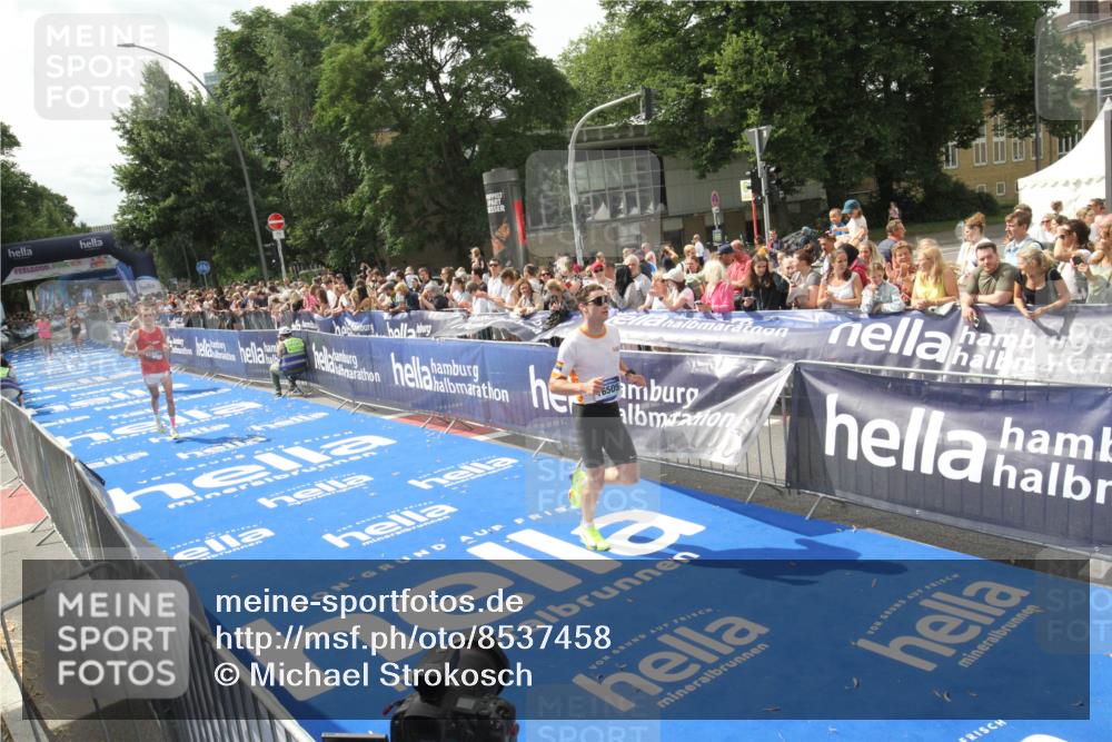 29.06.2025 - hella hamburg halbmarathon Michael Strokosch http://msf.ph/oto/8537458 29.06.2025 10:32:12 Ziel  meine-sportfotos.de