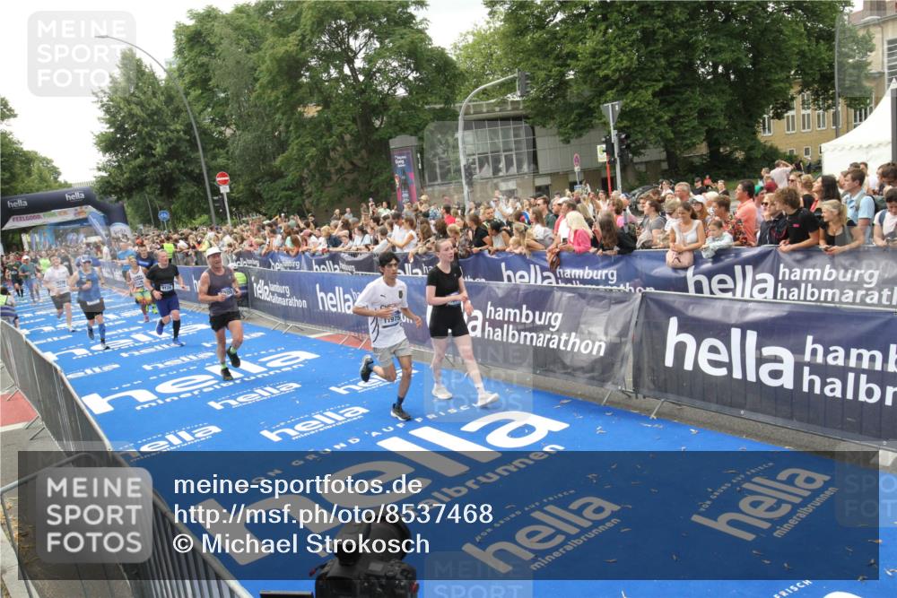 29.06.2025 - hella hamburg halbmarathon Michael Strokosch http://msf.ph/oto/8537468 29.06.2025 10:49:55 Ziel  meine-sportfotos.de