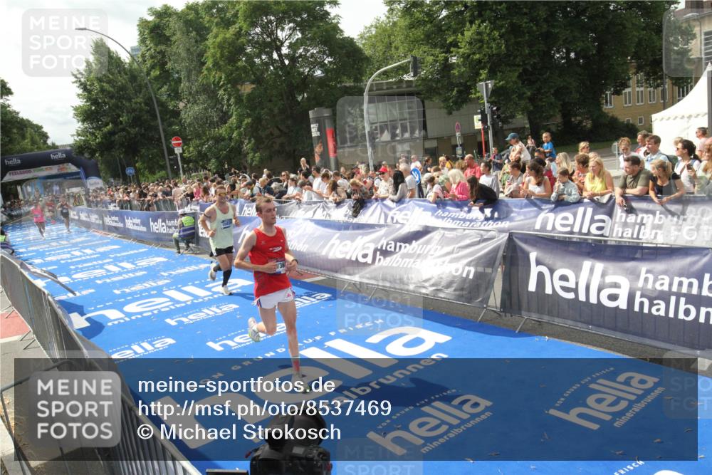 29.06.2025 - hella hamburg halbmarathon Michael Strokosch http://msf.ph/oto/8537469 29.06.2025 10:32:15 Ziel  meine-sportfotos.de