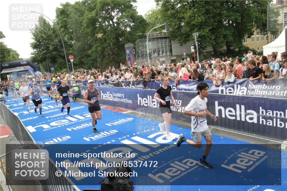 29.06.2025 - hella hamburg halbmarathon Michael Strokosch http://msf.ph/oto/8537472 29.06.2025 10:49:55 Ziel  meine-sportfotos.de