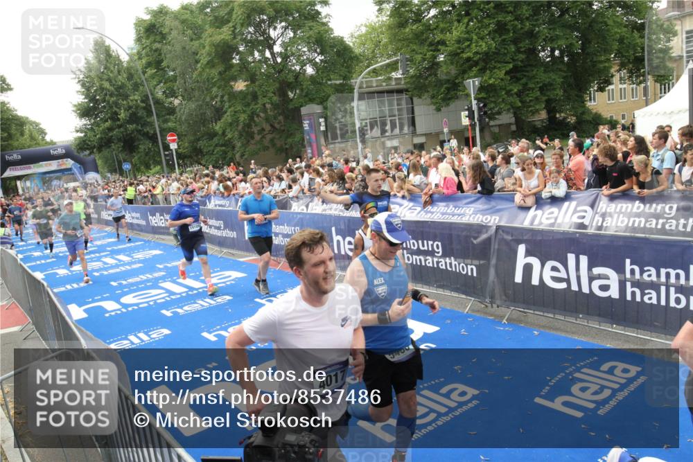 29.06.2025 - hella hamburg halbmarathon Michael Strokosch http://msf.ph/oto/8537486 29.06.2025 10:49:58 Ziel  meine-sportfotos.de