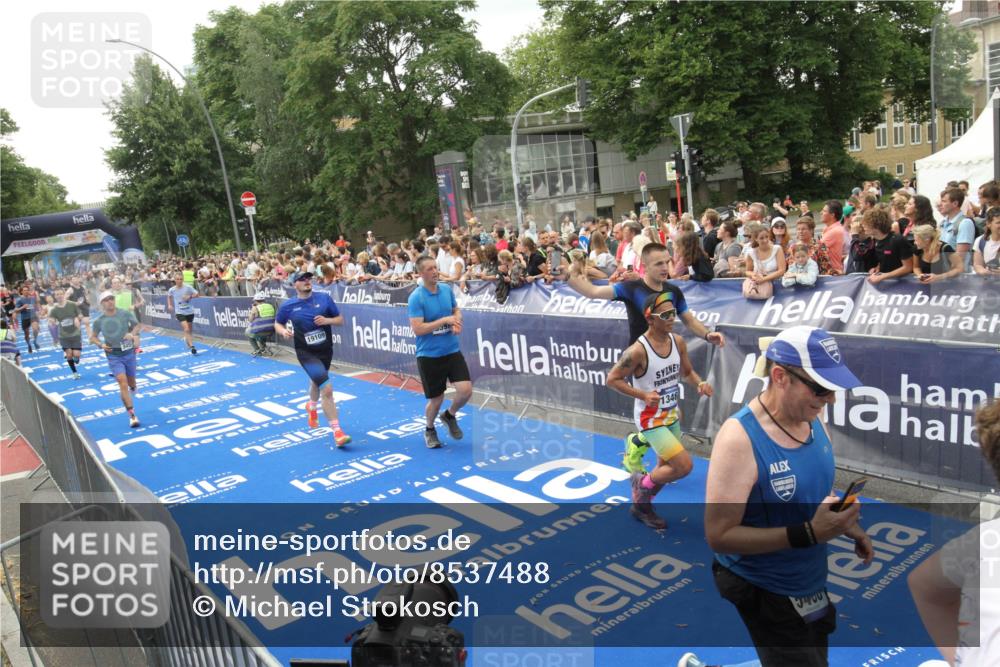 29.06.2025 - hella hamburg halbmarathon Michael Strokosch http://msf.ph/oto/8537488 29.06.2025 10:49:58 Ziel  meine-sportfotos.de