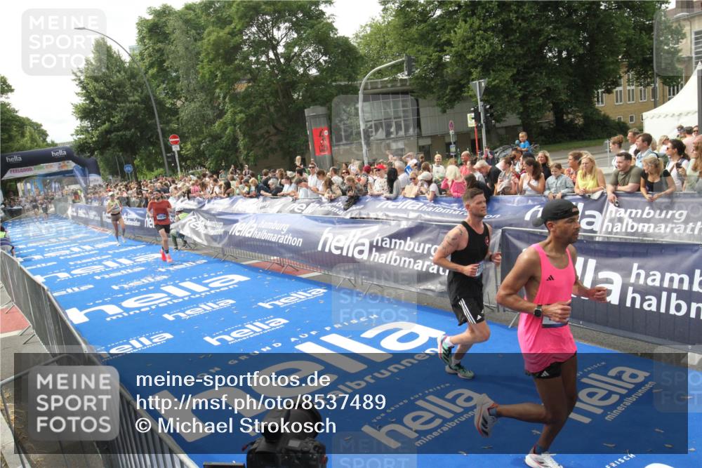 29.06.2025 - hella hamburg halbmarathon Michael Strokosch http://msf.ph/oto/8537489 29.06.2025 10:32:21 Ziel  meine-sportfotos.de