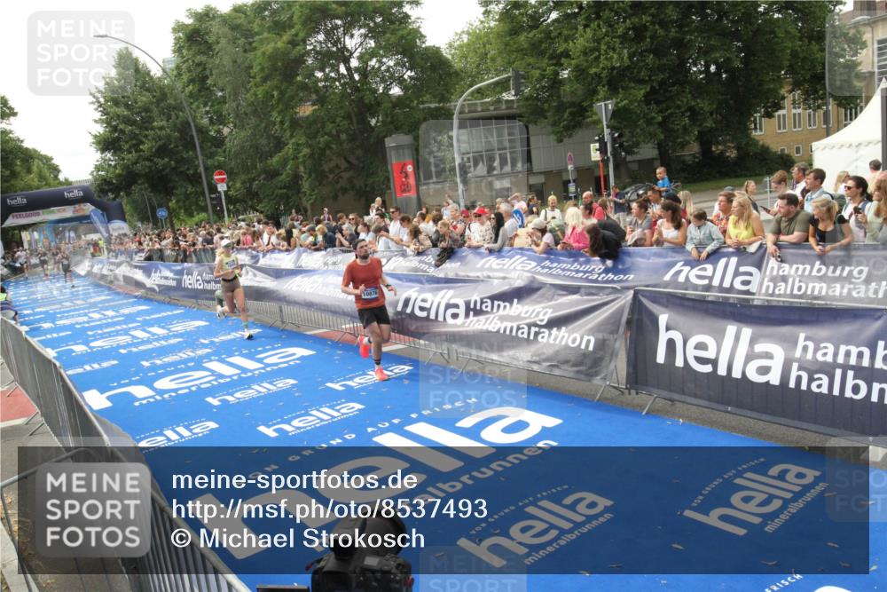 29.06.2025 - hella hamburg halbmarathon Michael Strokosch http://msf.ph/oto/8537493 29.06.2025 10:32:23 Ziel  meine-sportfotos.de