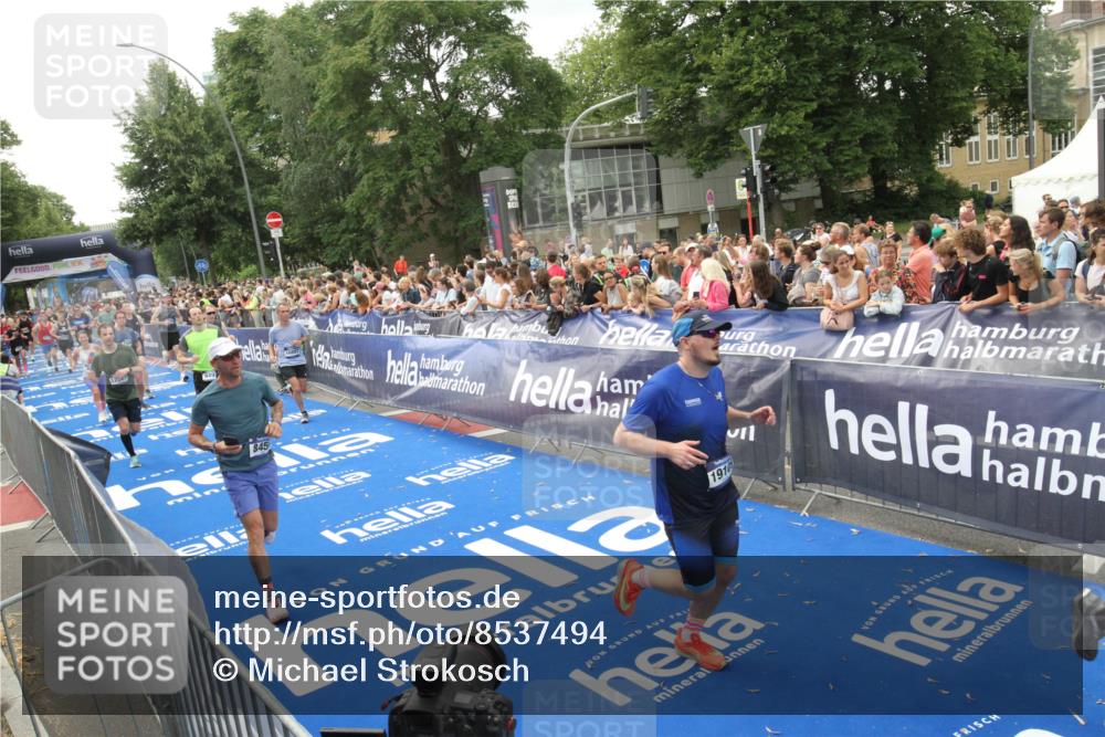 29.06.2025 - hella hamburg halbmarathon Michael Strokosch http://msf.ph/oto/8537494 29.06.2025 10:50:00 Ziel  meine-sportfotos.de