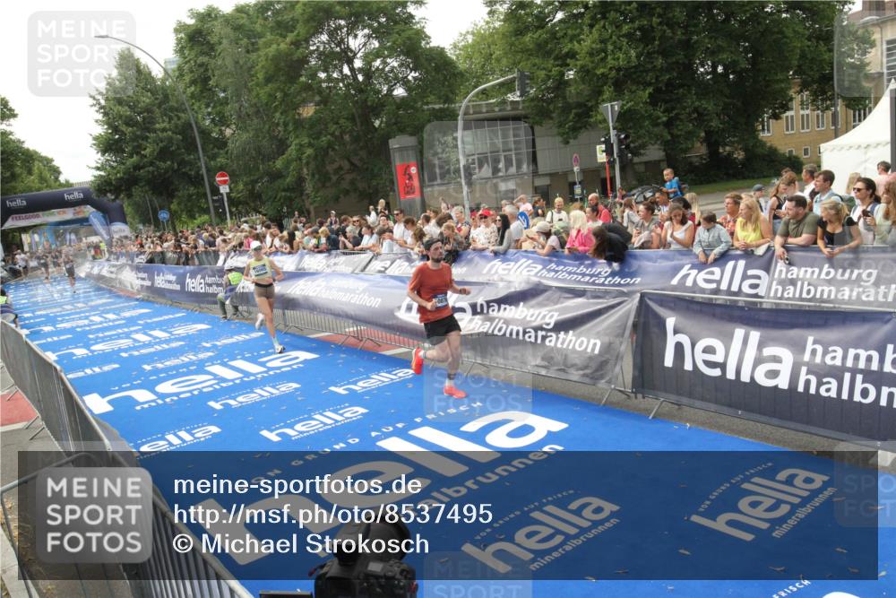 29.06.2025 - hella hamburg halbmarathon Michael Strokosch http://msf.ph/oto/8537495 29.06.2025 10:32:23 Ziel  meine-sportfotos.de