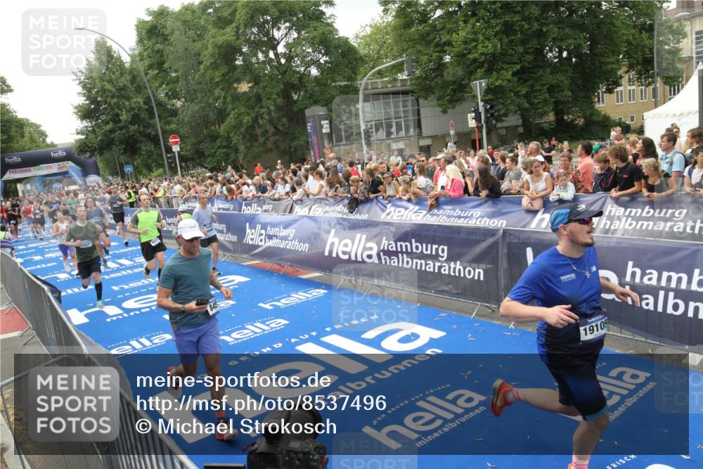 29.06.2025 - hella hamburg halbmarathon Michael Strokosch http://msf.ph/oto/8537496 29.06.2025 10:50:00 Ziel  meine-sportfotos.de