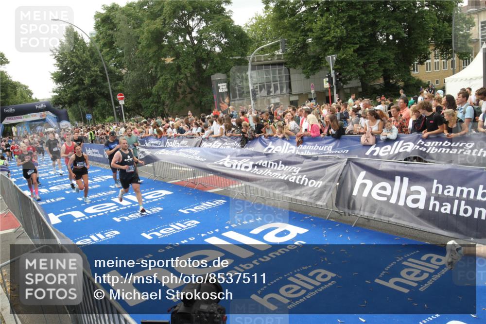 29.06.2025 - hella hamburg halbmarathon Michael Strokosch http://msf.ph/oto/8537511 29.06.2025 10:50:04 Ziel  meine-sportfotos.de