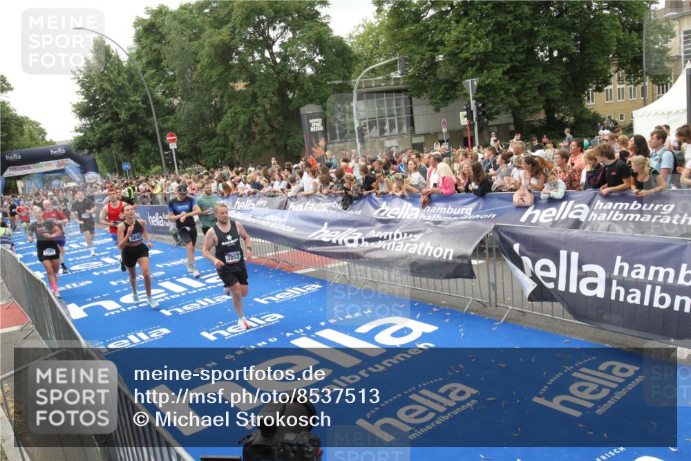 29.06.2025 - hella hamburg halbmarathon Michael Strokosch http://msf.ph/oto/8537513 29.06.2025 10:50:05 Ziel  meine-sportfotos.de