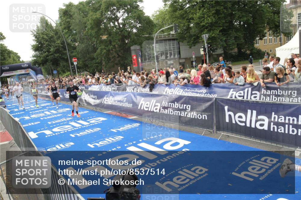 29.06.2025 - hella hamburg halbmarathon Michael Strokosch http://msf.ph/oto/8537514 29.06.2025 10:32:30 Ziel  meine-sportfotos.de