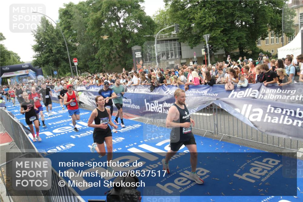 29.06.2025 - hella hamburg halbmarathon Michael Strokosch http://msf.ph/oto/8537517 29.06.2025 10:50:06 Ziel  meine-sportfotos.de