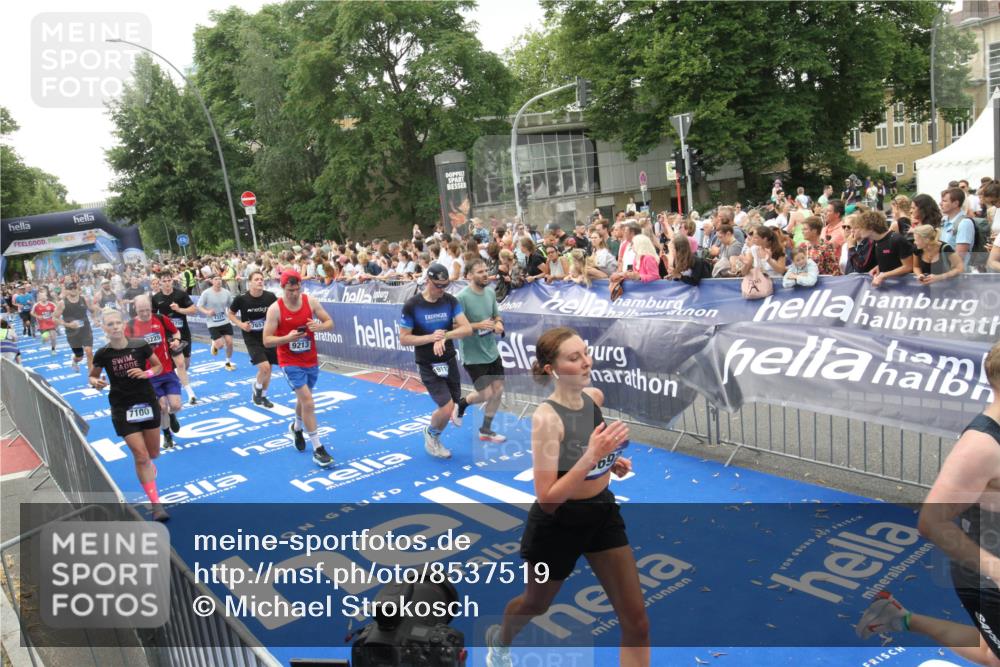 29.06.2025 - hella hamburg halbmarathon Michael Strokosch http://msf.ph/oto/8537519 29.06.2025 10:50:06 Ziel  meine-sportfotos.de