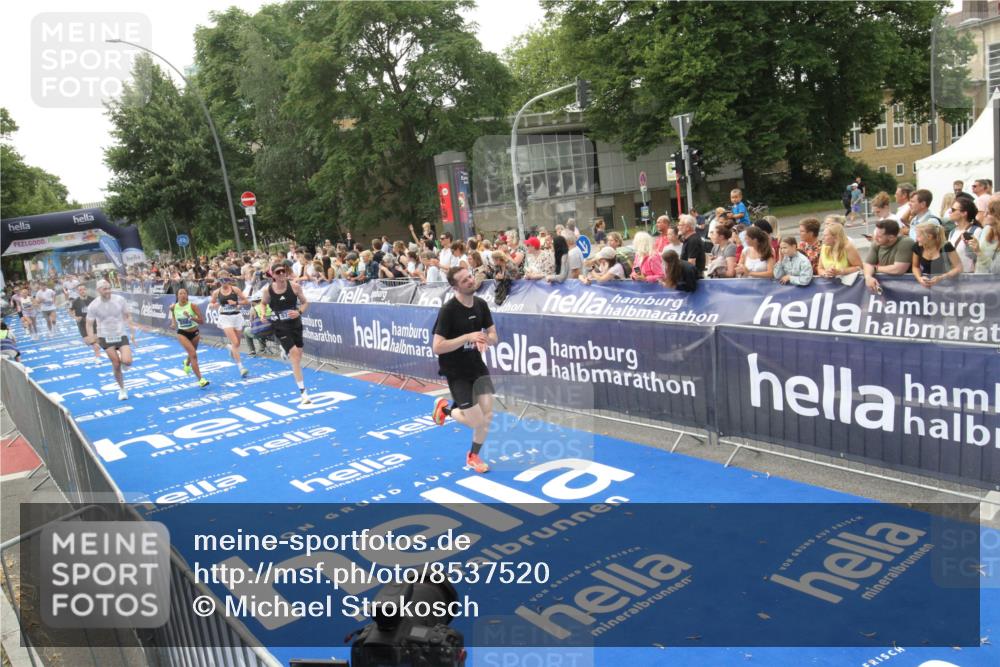 29.06.2025 - hella hamburg halbmarathon Michael Strokosch http://msf.ph/oto/8537520 29.06.2025 10:32:32 Ziel  meine-sportfotos.de