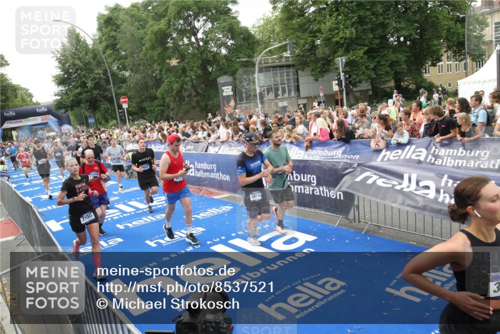 29.06.2025 - hella hamburg halbmarathon Michael Strokosch http://msf.ph/oto/8537521 29.06.2025 10:50:06 Ziel  meine-sportfotos.de