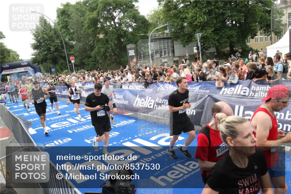 29.06.2025 - hella hamburg halbmarathon Michael Strokosch http://msf.ph/oto/8537530 29.06.2025 10:50:08 Ziel  meine-sportfotos.de