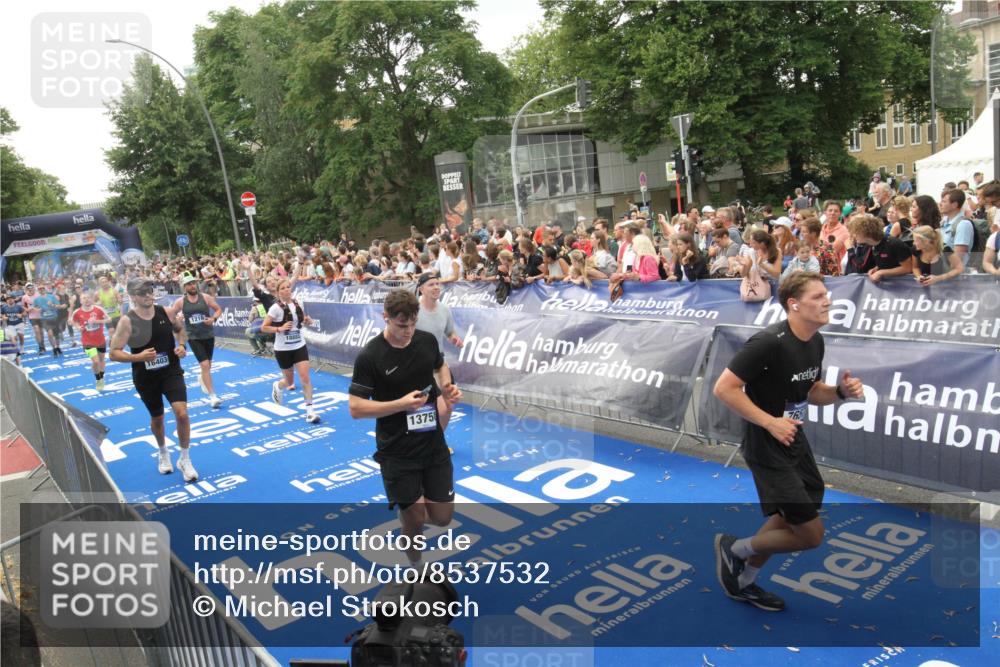 29.06.2025 - hella hamburg halbmarathon Michael Strokosch http://msf.ph/oto/8537532 29.06.2025 10:50:08 Ziel  meine-sportfotos.de