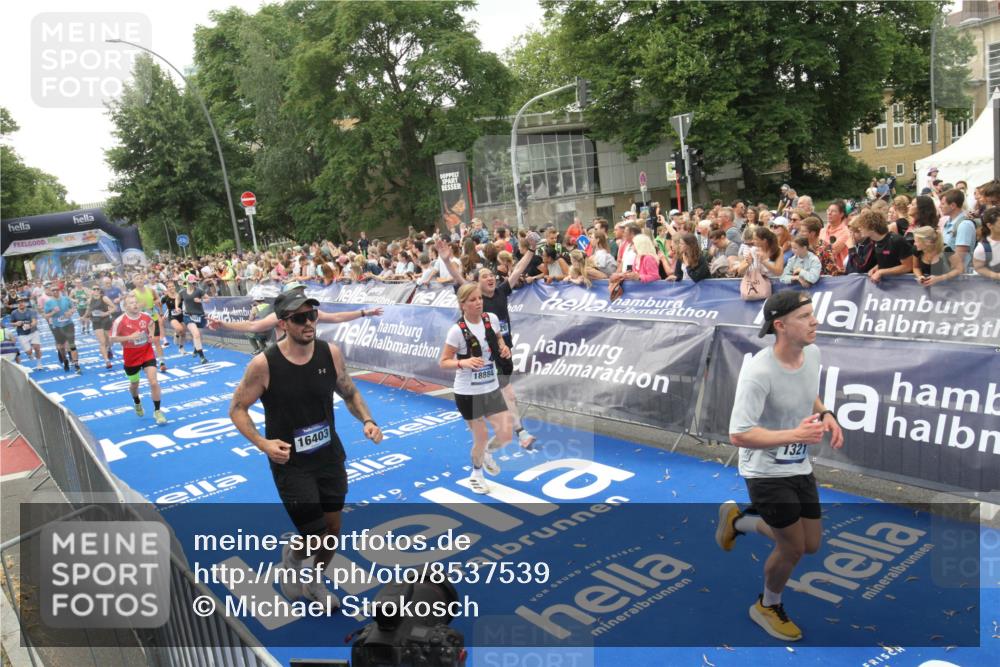 29.06.2025 - hella hamburg halbmarathon Michael Strokosch http://msf.ph/oto/8537539 29.06.2025 10:50:10 Ziel  meine-sportfotos.de