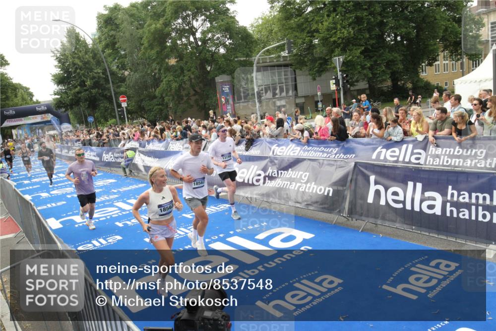 29.06.2025 - hella hamburg halbmarathon Michael Strokosch http://msf.ph/oto/8537548 29.06.2025 10:32:38 Ziel  meine-sportfotos.de