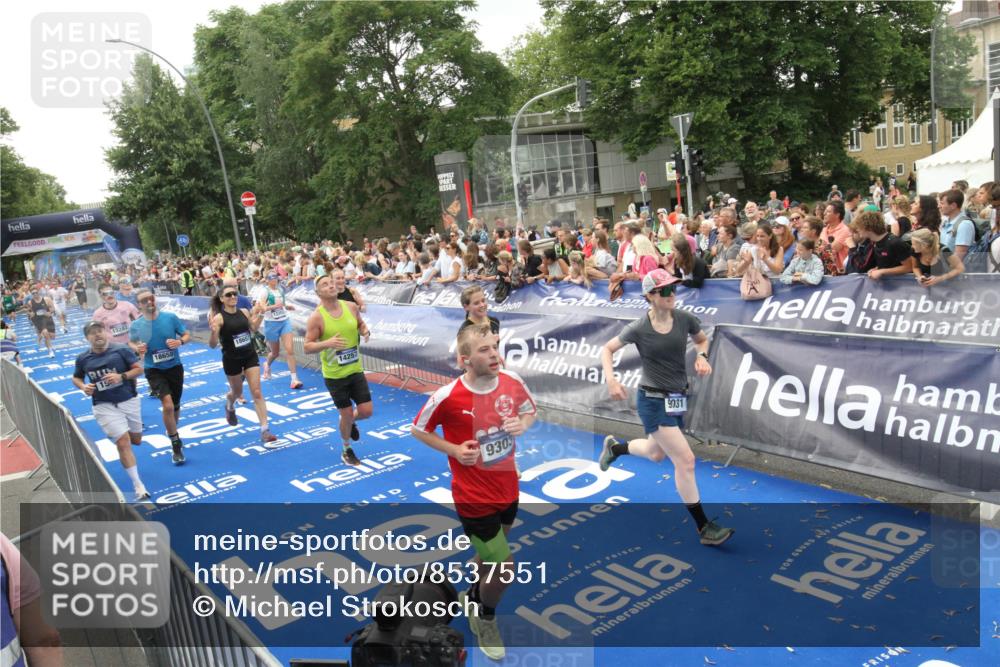 29.06.2025 - hella hamburg halbmarathon Michael Strokosch http://msf.ph/oto/8537551 29.06.2025 10:50:12 Ziel  meine-sportfotos.de
