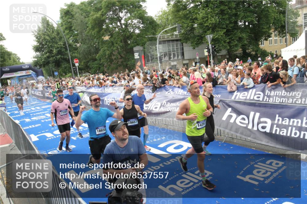 29.06.2025 - hella hamburg halbmarathon Michael Strokosch http://msf.ph/oto/8537557 29.06.2025 10:50:13 Ziel  meine-sportfotos.de