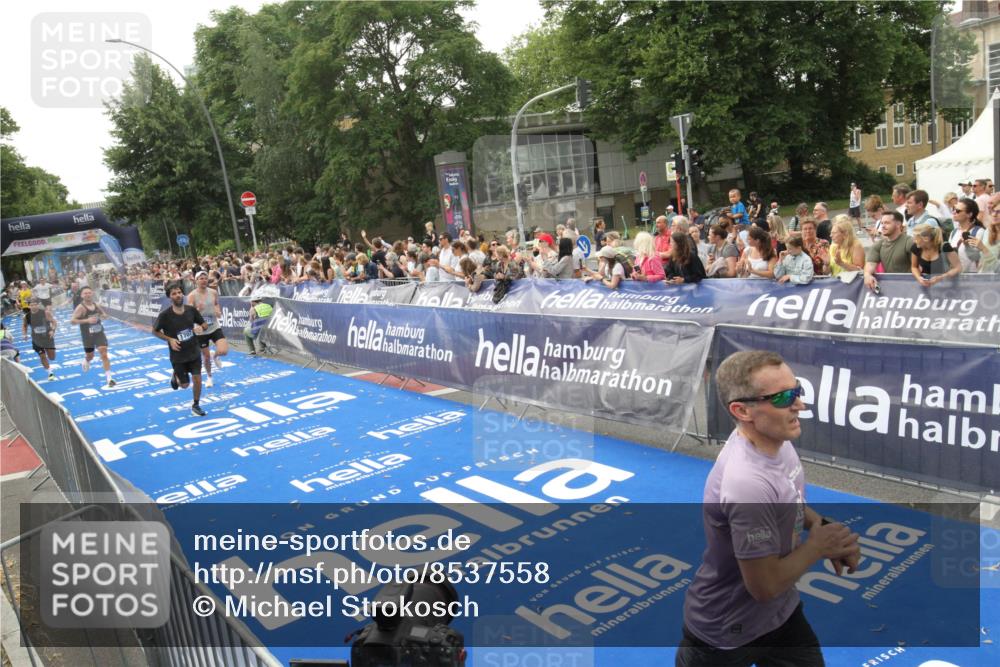 29.06.2025 - hella hamburg halbmarathon Michael Strokosch http://msf.ph/oto/8537558 29.06.2025 10:32:40 Ziel  meine-sportfotos.de