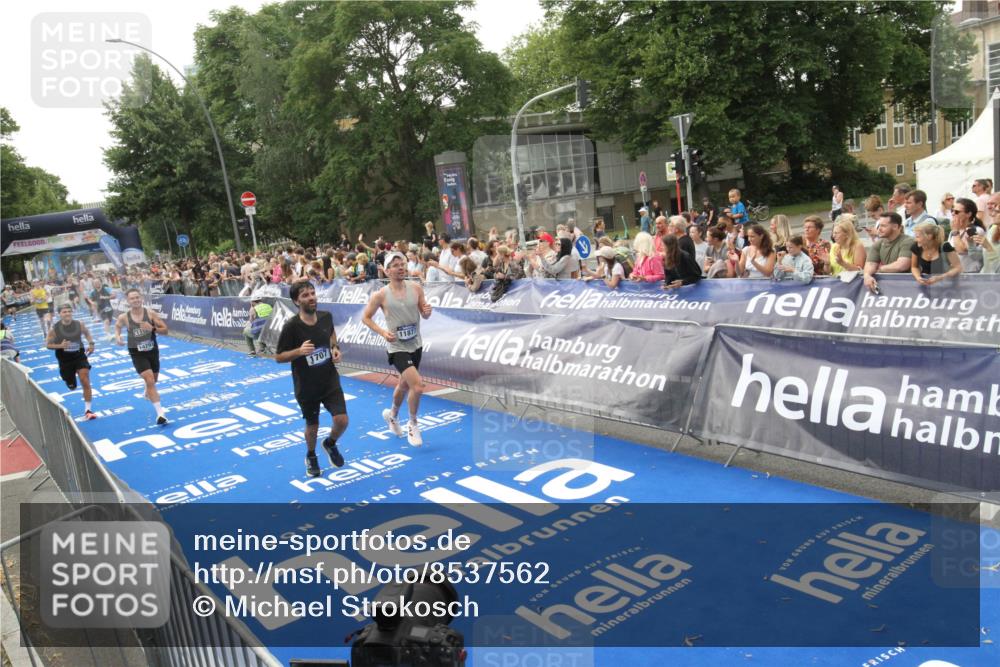 29.06.2025 - hella hamburg halbmarathon Michael Strokosch http://msf.ph/oto/8537562 29.06.2025 10:32:41 Ziel  meine-sportfotos.de