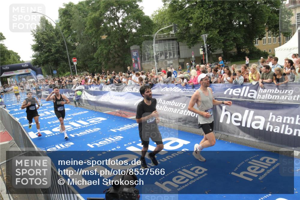 29.06.2025 - hella hamburg halbmarathon Michael Strokosch http://msf.ph/oto/8537566 29.06.2025 10:32:41 Ziel  meine-sportfotos.de