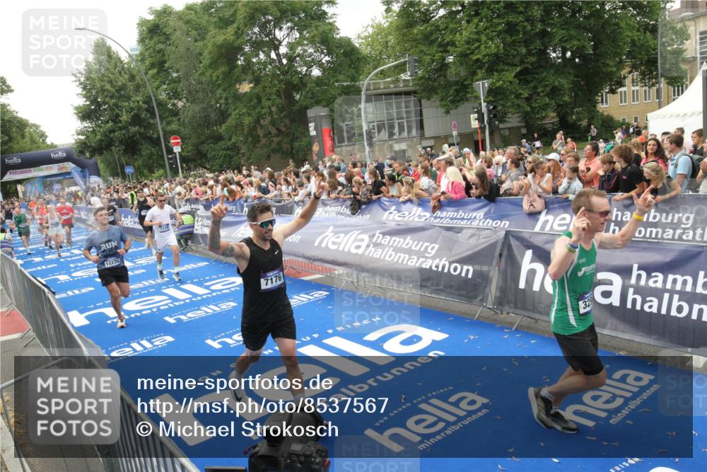 29.06.2025 - hella hamburg halbmarathon Michael Strokosch http://msf.ph/oto/8537567 29.06.2025 10:50:17 Ziel  meine-sportfotos.de
