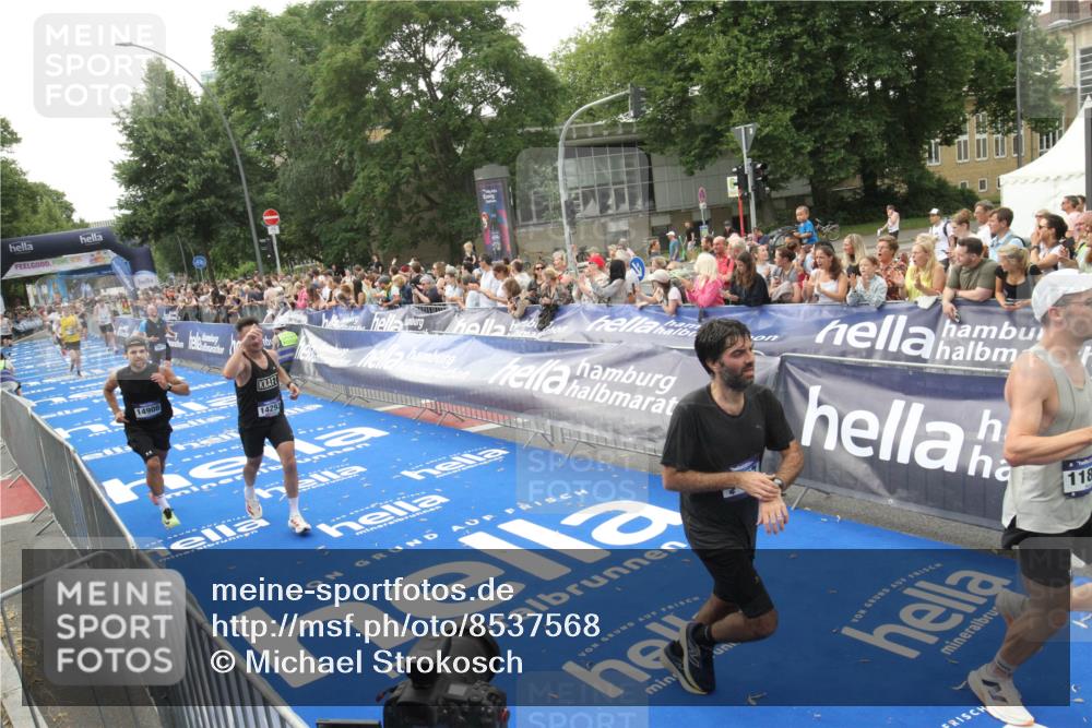 29.06.2025 - hella hamburg halbmarathon Michael Strokosch http://msf.ph/oto/8537568 29.06.2025 10:32:42 Ziel  meine-sportfotos.de