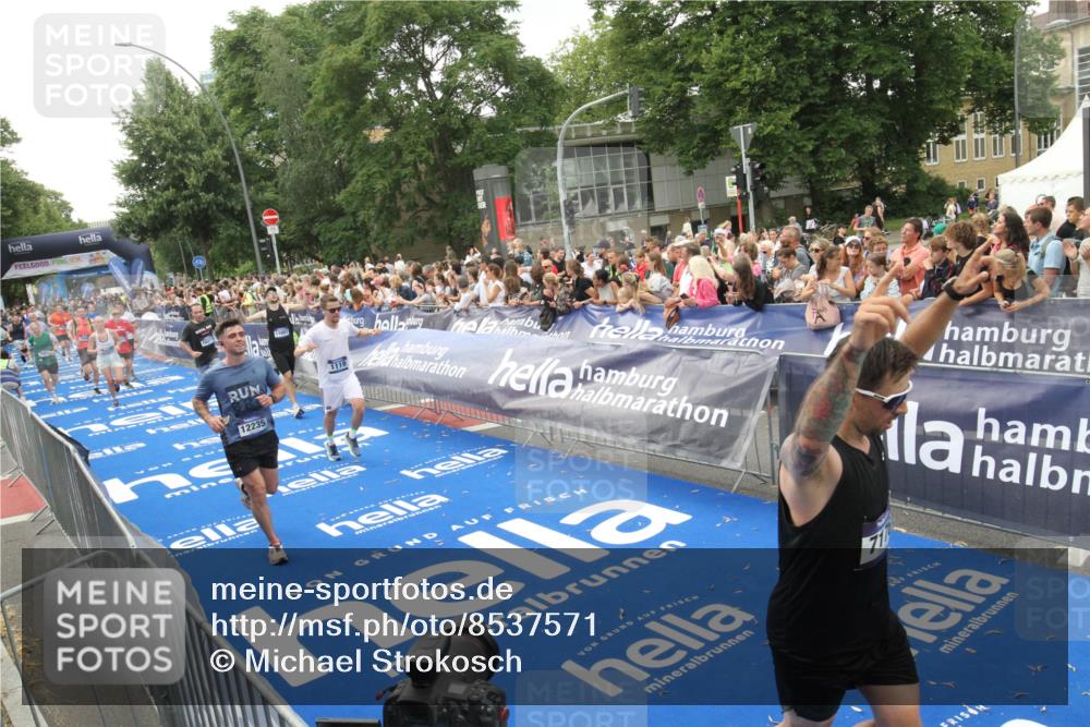 29.06.2025 - hella hamburg halbmarathon Michael Strokosch http://msf.ph/oto/8537571 29.06.2025 10:50:17 Ziel  meine-sportfotos.de