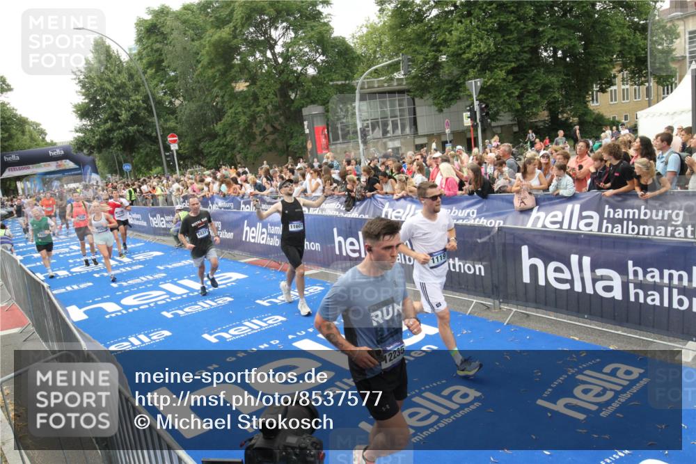 29.06.2025 - hella hamburg halbmarathon Michael Strokosch http://msf.ph/oto/8537577 29.06.2025 10:50:19 Ziel  meine-sportfotos.de