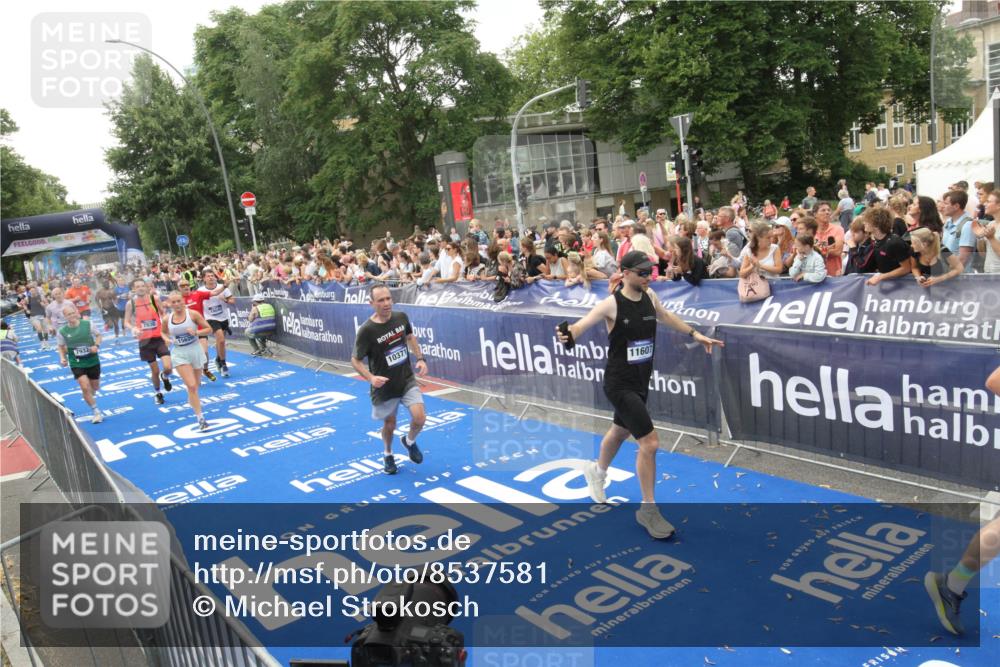 29.06.2025 - hella hamburg halbmarathon Michael Strokosch http://msf.ph/oto/8537581 29.06.2025 10:50:19 Ziel  meine-sportfotos.de