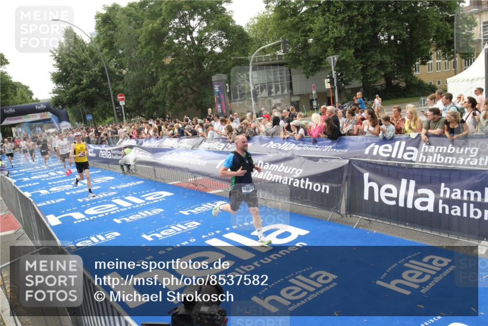 29.06.2025 - hella hamburg halbmarathon Michael Strokosch http://msf.ph/oto/8537582 29.06.2025 10:32:44 Ziel  meine-sportfotos.de