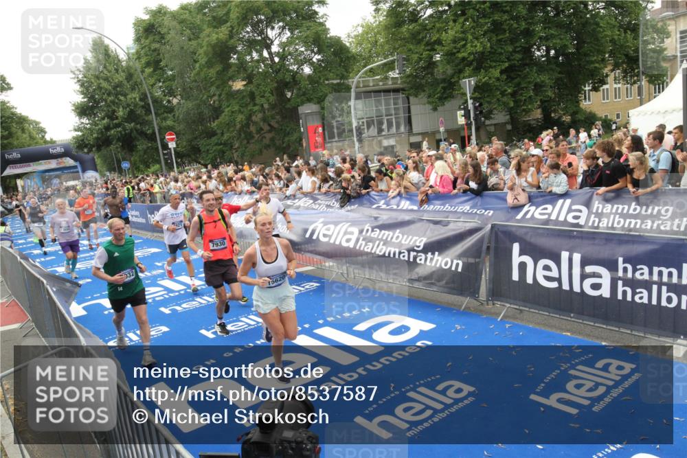 29.06.2025 - hella hamburg halbmarathon Michael Strokosch http://msf.ph/oto/8537587 29.06.2025 10:50:21 Ziel  meine-sportfotos.de