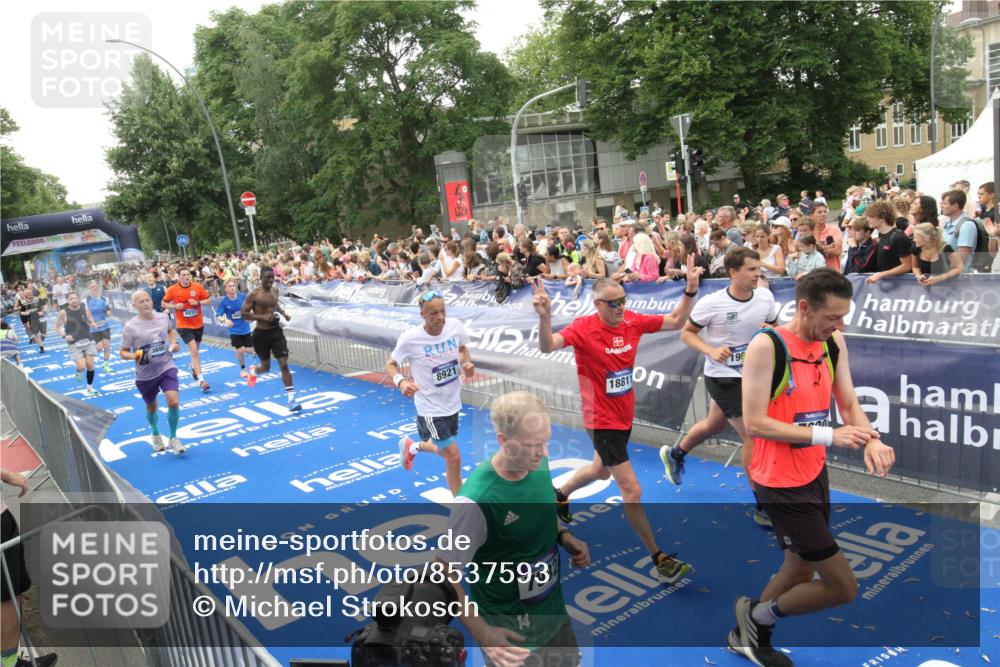 29.06.2025 - hella hamburg halbmarathon Michael Strokosch http://msf.ph/oto/8537593 29.06.2025 10:50:22 Ziel  meine-sportfotos.de