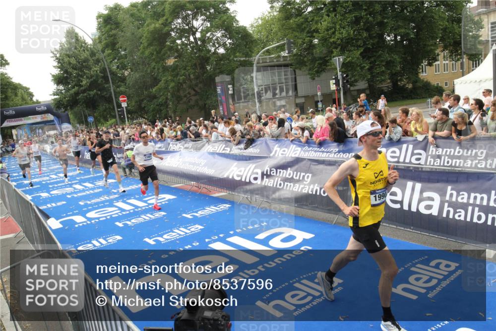 29.06.2025 - hella hamburg halbmarathon Michael Strokosch http://msf.ph/oto/8537596 29.06.2025 10:32:47 Ziel  meine-sportfotos.de